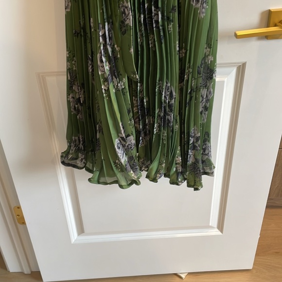 By Timo pleated Dress. Size Large. Brand new. Green Roses - Picture 7 of 9